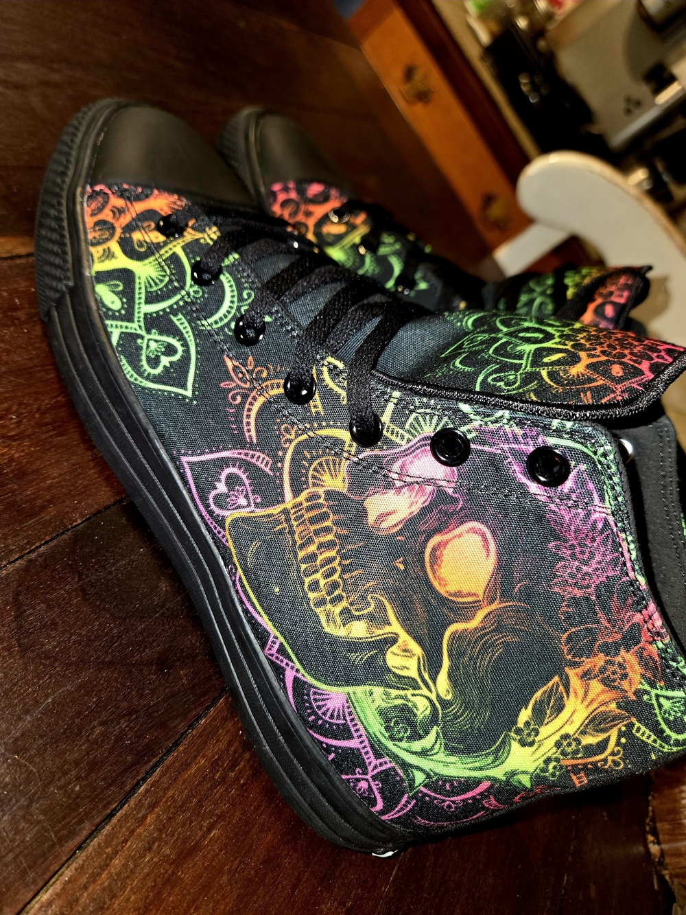 Men's High-Top Sneakers with Neon Rainbow Skull Print - Black